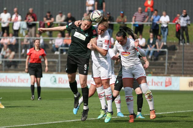 f l Katharina Schiechtl SV Werder Bremen, 9 and Myrthe Moorrees 1 FC Köln, 6 in header duel, header, duel, action, action, game scene, THE DFB DIRECTIVES PROHIBIT ANY USE OF PHOTOGRAPHS AS IMAGE SEQUENCES AND OR QUASI VIDEO , 24 04 2022, Cologne Germany , Football, Flyeralarm Frauen Bundesliga, 1 FC Köln SV Werder Bremen xobx