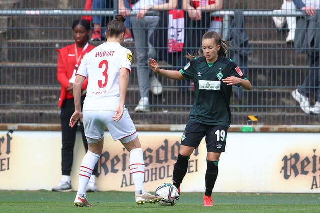 f l Sabrina Horvat 1 FC Köln, 3 and Tuana Keles SV Werder Bremen, 19 in duel, duel, dynamics, action, game scene, THE DFB REGULATIONS PROHIBIT ANY USE OF PHOTOGRAPHS AS IMAGE SEQUENCES AND OR QUASI VIDEO , 24 04 2022, Cologne Germany , Football, Flyeralarm Frauen Bundesliga, 1 FC Köln SV Werder Bremen xobx