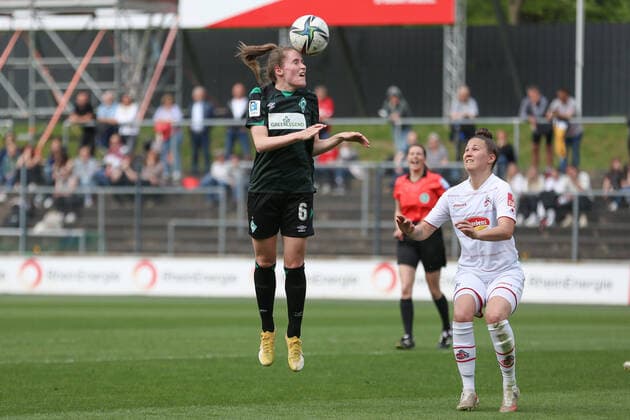 v li Reena Wichmann SV Werder Bremen, 6 at header, action, action, game scene, THE DFB DIRECTIVES PROHIBIT ANY USE OF PHOTOGRAPHS AS IMAGE SEQUENCES AND OR QUASI VIDEO , 24 04 2022, Cologne Germany , Football, Flyeralarm Frauen Bundesliga, 1 FC Köln SV Werder Bremen xobx