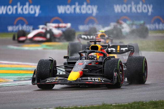 01 VERSTAPPEN Max (nld), Red Bull Racing RB18, action during the Formula 1 Grand Premio del Made in Italy e dell Emilia-Romagna 2022, 4th round of the 2022 FIA Formula One World Championship, WM, Weltmeisterschaft on the Imola Circuit, from April 22 to 24, 2022 in Imola, Italy - F1 - EMILIA ROMAGNA GRAND PRIX 2022 - Race DPPI Panoramic  00122011_G00D4425.JPG_