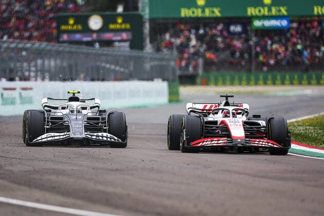 22 TSUNODA Yuki (jap), Scuderia AlphaTauri AT03, 20 MAGNUSSEN Kevin (den), Haas F1 Team VF-22 Ferrari, action during the Formula 1 Grand Premio del Made in Italy e dell Emilia-Romagna 2022, 4th round of the 2022 FIA Formula One World Championship, WM, Weltmeisterschaft on the Imola Circuit, from April 22 to 24, 2022 in Imola, Italy - F1 - EMILIA ROMAGNA GRAND PRIX 2022 - Race DPPI Panoramic  00122011_G00D5133.JPG_