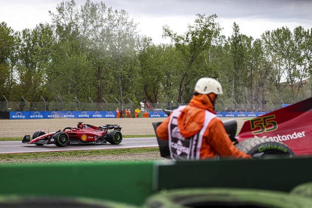 16 LECLERC Charles (mco), Scuderia Ferrari F1-75 and 55 SAINZ Carlos (spa), Scuderia Ferrari F1-75, car being remove by marshall during the Formula 1 Grand Premio del Made in Italy e dell Emilia-Romagna 2022, 4th round of the 2022 FIA Formula One World Championship, WM, Weltmeisterschaft on the Imola Circuit, from April 22 to 24, 2022 in Imola, Italy - F1 - EMILIA ROMAGNA GRAND PRIX 2022 - Race DPPI Panoramic  00122011_GOOD0373.JPG_