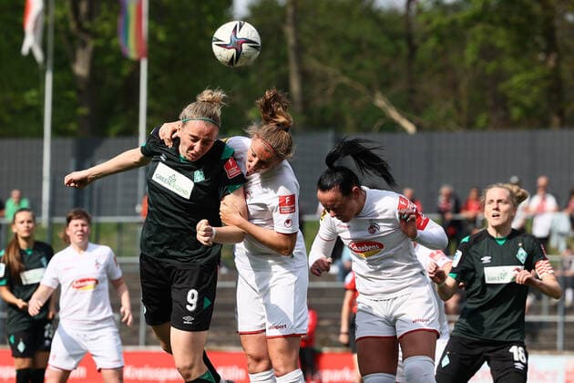 Flyeralarm Frauen Bundesliga 2021 2022, 1 FC Köln SV Werder Bremen Katharina Schiechtl SVW, 9 , Myrthe Moorrees FC, 6 , Peggy Kuznik FC, 21 defend corner Cologne Franz Kremer Stadion, turf North Rhine Westphalia Germany