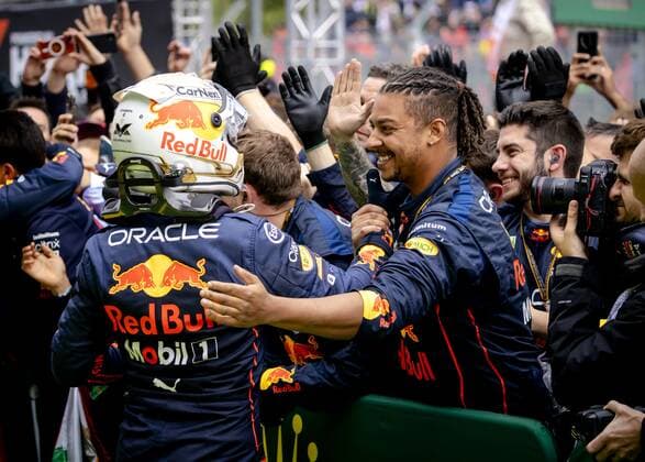 IMOLA Oracle Red Bull Racing s Max Verstappen 1 cheers with his team after winning the Emilia Romagna F1 Grand Prix at Autodromo Enzo e Dino Ferrari on April 24, 2022 in Imola, Italy REMKO DE WAAL GP Emilia Romagna 2022 RACE 2022 xVIxANPxSportx xxANPxIVx 447559368 originalFilename: 447559368.jpg