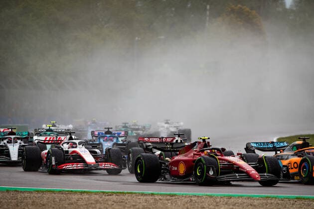 20 MAGNUSSEN Kevin (den), Haas F1 Team VF-22 Ferrari, action 55 SAINZ Carlos (spa), Scuderia Ferrari F1-75, action during the Formula 1 Grand Premio del Made in Italy e dell Emilia-Romagna 2022, 4th round of the 2022 FIA Formula One World Championship, WM, Weltmeisterschaft on the Imola Circuit, from April 22 to 24, 2022 in Imola, Italy - F1 - EMILIA ROMAGNA GRAND PRIX 2022 - Race DPPI Panoramic  _F_18377