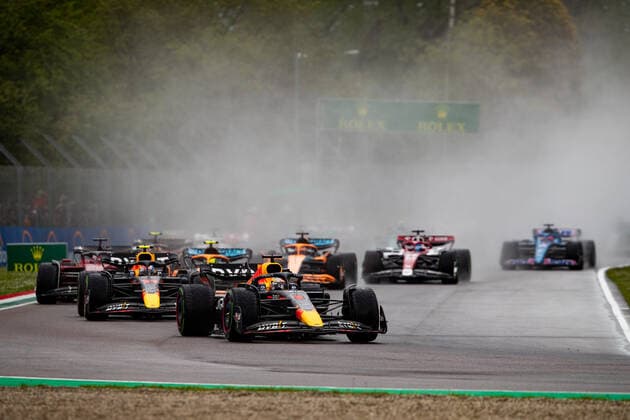 start of the race, depart, 01 VERSTAPPEN Max (nld), Red Bull Racing RB18, action during the Formula 1 Grand Premio del Made in Italy e dell Emilia-Romagna 2022, 4th round of the 2022 FIA Formula One World Championship, WM, Weltmeisterschaft on the Imola Circuit, from April 22 to 24, 2022 in Imola, Italy - F1 - EMILIA ROMAGNA GRAND PRIX 2022 - Race DPPI Panoramic  _F_18366