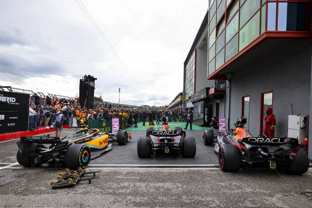 Parc fermà , 04 NORRIS Lando (gbr), McLaren F1 Team MCL36, 01 VERSTAPPEN Max (nld), Red Bull Racing RB18, 11 PEREZ Sergio (mex), Red Bull Racing RB18 during the Formula 1 Grand Premio del Made in Italy e dell Emilia-Romagna 2022, 4th round of the 2022 FIA Formula One World Championship, WM, Weltmeisterschaft on the Imola Circuit, from April 22 to 24, 2022 in Imola, Italy - F1 - EMILIA ROMAGNA GRAND PRIX 2022 - Race DPPI Panoramic 00122011_2R6_1329.JPG_