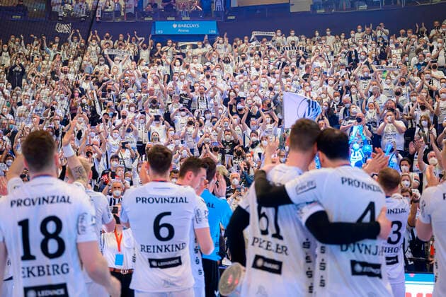 Bilder des Jahres 2022, Sport 04 April Sport Themen der Woche KW16 Sport Bilder des Tages Hamburg, Deutschland 24. April 2022: Handball DHB-Pokal - 21 22 - Finale - THW Kiel vs. SC Magdeburg Fankurve Fans Fanblock THW Kiel Hamburg Barclays Arena Hamburg Deutschland *** Hamburg, Germany 24 April 2022 Handball DHB Cup 21 22 final THW Kiel vs SC Magdeburg fan curve fans fan block THW Kiel Hamburg Barclays Arena Hamburg Germany