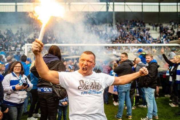 Bilder des Jahres 2022, Sport 04 April Sport Themen der Woche KW16 Sport Bilder des Tages FB-3L 1. FC Magdeburg - FSV Zwickau Fan des 1. FC Magdeburg auf dem Rasen waehrend der Saison 2021-2022 in der 3. Liga (Herren) zum 35. Spieltag zwischen 1. FC Magdeburg und FSV Zwickau in der MDCC Arena am 24. April 2022 in Magdeburg, Sachsen Anhalt, Deutschland (DFL and DFB REGULATIONS PROHIBIT ANY USE OF PHOTOGRAPHS as IMAGE SEQUENCES and or QUASI-VIDEO) *** FB 3L 1 FC Magdeburg FSV Zwickau fan of 1 FC Magdeburg on the lawn during the 2021 2022 season in the 3 Liga men for the 35 match day between 1 FC Magdeburg and FSV Zwickau at MDCC Arena on April 24, 2022 in Magdeburg, Saxony Anhalt, Germany DFL and DFB REGULATES PROHIBIT ANY USE OF PHOTOGRAPHS as IMAGE SEQUENCES and or QUASI VIDEO