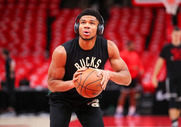 CHICAGO, IL - APRIL 24: Milwaukee Bucks forward Giannis Antetokounmpo (34) looks on before attempting a free throw before Game Four of the Eastern Conference First Round Playoffs between the Milwaukee Bucks and the Chicago Bulls on April 24, 2022 at the United Center in Chicago, IL. (Photo by Melissa Tamez Icon Sportswire) NBA, Basketball Herren, USA APR 24 Eastern Conference First Round Playoffs - Bucks at Bulls Icon22042402