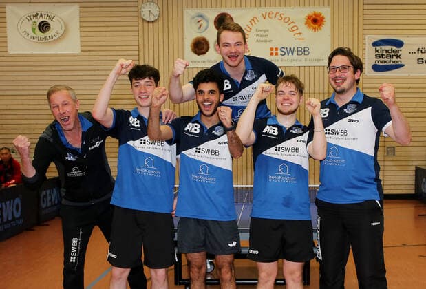 BAU 24 4 2022 Bietigheim table tennis TTC Bietigheim Bissingen vs FSV Mainz 05 II, Bietigheim is champion and cheers about the championship title, f l coach Andreas Kienle, Jeromy Löfler, Tal Israeli, Oskar Pukk, Markus Schönberger 2 coach , above Alexander Valuch