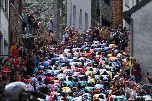 Bilder des Jahres 2022, Sport 04 April Sport Themen der Woche KW16 Sport Bilder des Tages 24-04-2022 Liege - Bastogne - Liege; Cote De Saint Roch; 