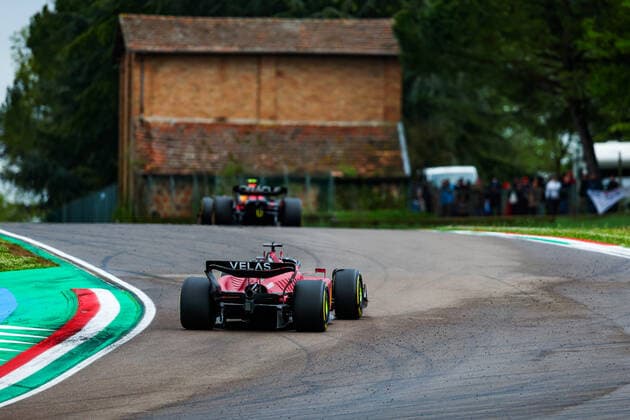 16 LECLERC Charles (mco), Scuderia Ferrari F1-75, 11 PEREZ Sergio (mex), Red Bull Racing RB18, action during the Formula 1 Grand Premio del Made in Italy e dell Emilia-Romagna 2022, 4th round of the 2022 FIA Formula One World Championship, WM, Weltmeisterschaft on the Imola Circuit, from April 22 to 24, 2022 in Imola, Italy - F1 - EMILIA ROMAGNA GRAND PRIX 2022 - Race DPPI Panoramic 20220424_G00D4853