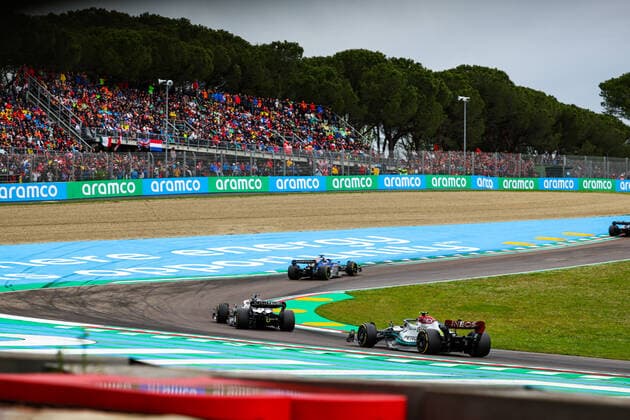 44 HAMILTON Lewis (gbr), Mercedes AMG F1 Team W13, action during the Formula 1 Grand Premio del Made in Italy e dell Emilia-Romagna 2022, 4th round of the 2022 FIA Formula One World Championship, WM, Weltmeisterschaft on the Imola Circuit, from April 22 to 24, 2022 in Imola, Italy - F1 - EMILIA ROMAGNA GRAND PRIX 2022 - Race DPPI Panoramic  20220424_GOOD0437