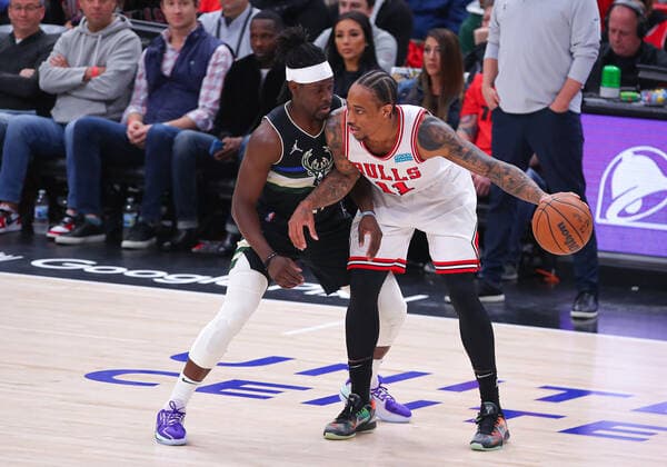 CHICAGO, IL - APRIL 24: Milwaukee Bucks guard Wesley Matthews (23) posts up against Chicago Bulls forward DeMar DeRozan (11) during Game Four of the Eastern Conference First Round Playoffs between the Milwaukee Bucks and the Chicago Bulls on April 24, 2022 at the United Center in Chicago, IL. (Photo by Melissa Tamez Icon Sportswire) NBA, Basketball Herren, USA APR 24 Eastern Conference First Round Playoffs - Bucks at Bulls Icon22042425