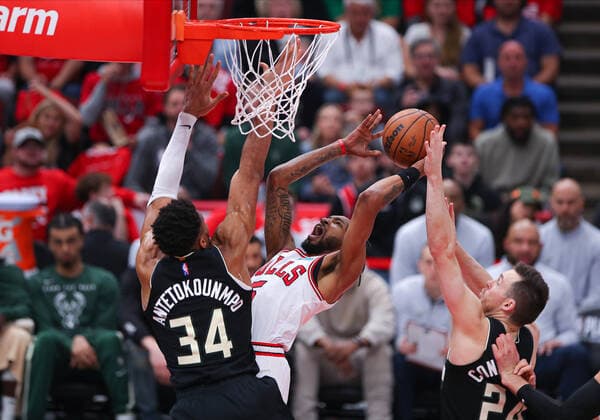 CHICAGO, IL - APRIL 24: Chicago Bulls forward Derrick Jones Jr. (5) drives to the basket between two defenders Milwaukee Bucks forward Giannis Antetokounmpo (34) and Milwaukee Bucks guard Pat Connaughton (24) during Game Four of the Eastern Conference First Round Playoffs between the Milwaukee Bucks and the Chicago Bulls on April 24, 2022 at the United Center in Chicago, IL. (Photo by Melissa Tamez Icon Sportswire) NBA, Basketball Herren, USA APR 24 Eastern Conference First Round Playoffs - Bucks at Bulls Icon22042431