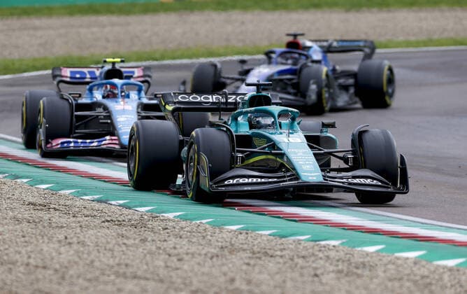 18 STROLL Lance (can), Aston Martin F1 Team AMR22, action during the Formula 1 Grand Premio del Made in Italy e dell Emilia-Romagna 2022, 4th round of the 2022 FIA Formula One World Championship, WM, Weltmeisterschaft on the Imola Circuit, from April 22 to 24, 2022 in Imola, Italy - F1 - EMILIA ROMAGNA GRAND PRIX 2022 - Race DPPI Panoramic  F12022GP04ITA_JK310491