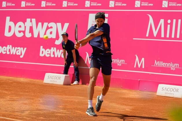April 24, 2022, Estoril, Lisbon, Portugal: Pierre-Hugues Herbert from France returns a ball to Fernando Verdasco de Espanha during the Millennium Estoril Open Final ATP, Tennis Herren 250 tennis tournament at the Clube de Tenis do Estoril..Final score: Pierre-Hugues Herbert 2:1 Fernando Verdasco Estoril Portugal - ZUMAs197 20220424_zaa_s197_158 Copyright: xBrunoxdexCarvalhox