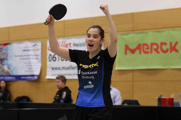 Langstadt 24 04 2022 table tennis ladies Bundesliga final season 2022 TSV Langstadt ttc Eastside Berlin e V emspor, emonline, oespor, v l , Franziska Schreiner TSV Langstadt table tennis ladies 1 Bundesliga cheers Copyright: JoaquimxFerreira