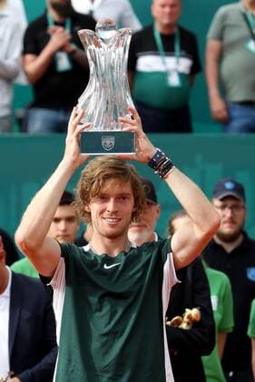 Serbia Tennis Open Djokovic - Rublev 8174605 24.04.2022 Russia s Andrey Rublev who defeated Serbia s Novak Djokovic in final match of the Serbia Open tennis tournament, holds the trophy during the award ceremony, in Belgrade, Serbia. Alexandar Djorovich Sputnik Belgrade Serbia  Copyright: xAlexandarxDjorovichx