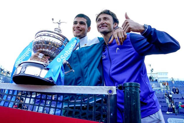 ESP: Barcelona Open Banc, Conde de Godo Trophy Carlos Alcaraz and his coach Juan Carlos Ferrero with the trophy during the Final match of the Barcelona Open Banc Sabadell, Conde de Godo Trophy played at Real Club de Tenis Barcelona on April 24, 2022 in Barcelona, Spain. kpng Copyright: xBaguxBlancox xPRESSINPHOTOx PS_220424_614