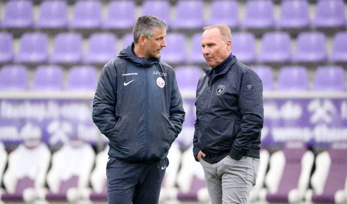 Aue, 24 04 2022, Erzgebirgsstadion, Football, 2 Bundesliga, 31 Spieltag , FC Erzgebirge Aue vs FC Hansa Rostock , In the picture from left coach Jens Härtel Haertel Rostock , Coach Pavel Dotchev, Erzgebirge Aue , According to the specifications of the DFL German Football League is prohibited in the stadium and or from the game made photographs in the form of sequence images and or video-like photo series to exploit or to let exploit , Picture Point
