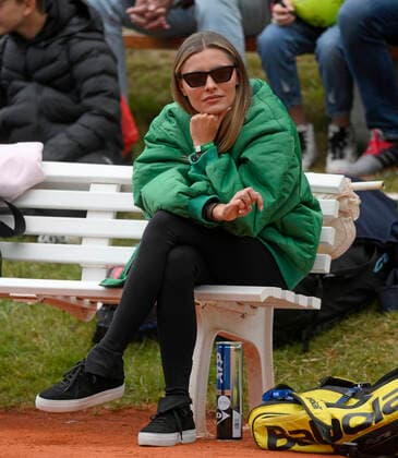 25 04 2022, Tennis Men ATP Tour, BMW Open Munich at Iphitos Tennis Center, Alexander Sascha Zverev GER is practicing on the side court, his girlfriend Sophia Thomalla is watching him from his players bench