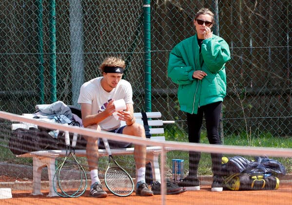25 04 2022, BMW Open, MTTC Iphitos Munich, tennis sports, in the picture Alexander Zverev fits his nose with toilet paper, Sophia Thomalla is Amuesiert