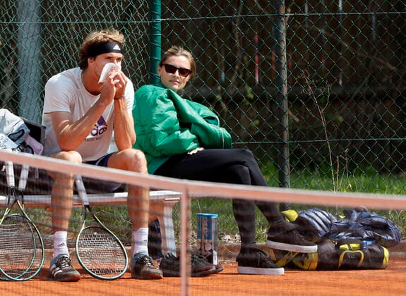 25 04 2022, BMW Open, MTTC Iphitos Munich, tennis sports, in the picture Alexander Zverev fits his nose with toilet paper, Sophia Thomalla is Amuesiert