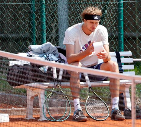 25 04 2022, BMW Open, MTTC Iphitos Munich, tennis sports, in picture Alexander Zverev fits his nose with loo paper