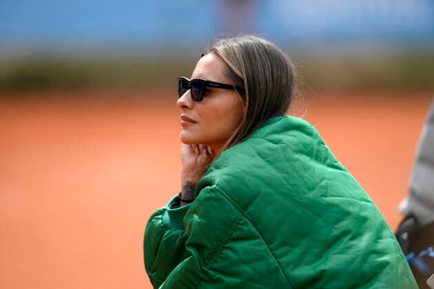25 04 2022, Tennis Men ATP Tour, BMW Open Munich at Iphitos Tennis Center, Alexander Sascha Zverev GER is practicing on the side court, his girlfriend Sophia Thomalla is watching him from his players bench