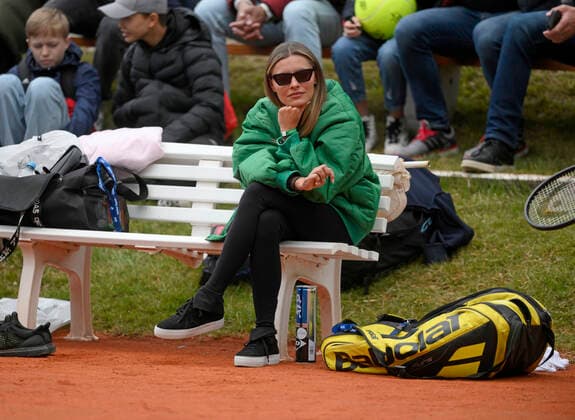 25 04 2022, Tennis Men ATP Tour, BMW Open Munich at Iphitos Tennis Center, Alexander Sascha Zverev GER is practicing on the side court, his girlfriend Sophia Thomalla is watching him from his players bench