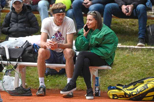 25 04 2022, Tennis Men ATP Tour, BMW Open Munich at the Iphitos tennis facility, Alexander Sascha Zverev GER trains on the side court, his girlfriend Sophia Thomalla re accompanies him, and is also in his breaks always by his side From time to time phoning