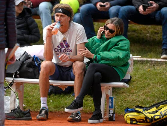 25 04 2022, Tennis Men ATP Tour, BMW Open Munich at the Iphitos tennis facility, Alexander Sascha Zverev GER trains on the side court, his girlfriend Sophia Thomalla re accompanies him, and is also in his breaks always by his side From time to time phoning and affectionately stroking his arm