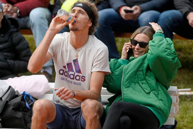 25 04 2022, Tennis Men ATP Tour, BMW Open Munich at the Iphitos tennis facility, Alexander Sascha Zverev GER trains on the side court, his girlfriend Sophia Thomalla re accompanies him, and is also in his breaks always by his side From time to time phoning
