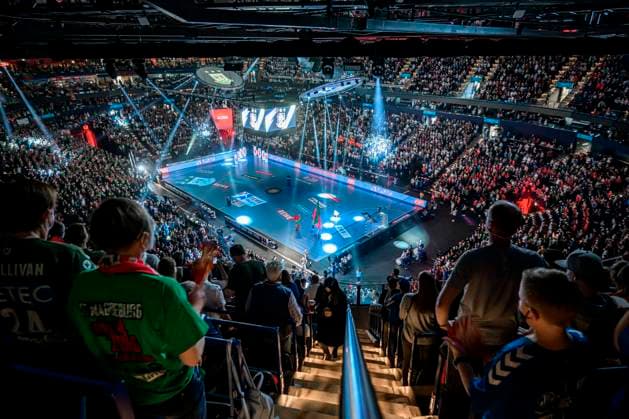Hamburg, Germany 24 April 2022 Handball DHB Pokal 21 22 Final THW Kiel vs SC Magdeburg Overview Barclays Arena, interior view, feature image with spectators Hamburg Barclays Arena Hamburg Germany