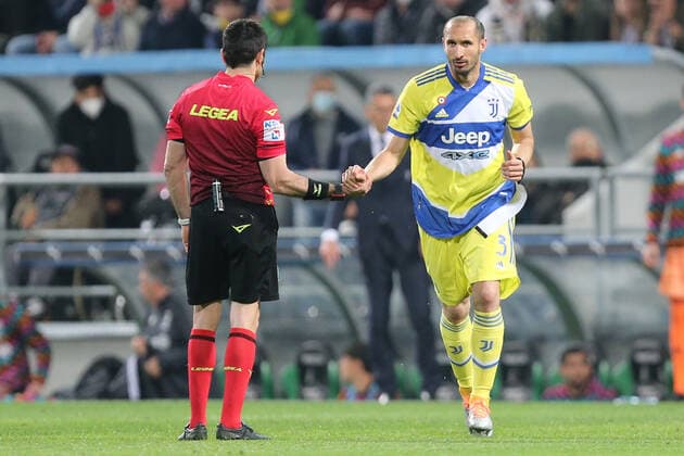 Mandatory Credit: Photo by Luca Amedeo Bizzarri LiveMedia Shutterstock (12911374au) Giorgio Chiellini of JUVENTUS FC and referee Maresca italian soccer Serie A match US Sassuolo vs Juventus FC, MAPEI Stadium, Reggio Emilia, Italy - 25 Apr 2022 italian soccer Serie A match US Sassuolo vs Juventus FC, MAPEI Stadium, Reggio Emilia, Italy - 25 Apr 2022  Copyright: xLucaxAmedeoxBizzarri LiveMedia Shutterstockx 12911374au