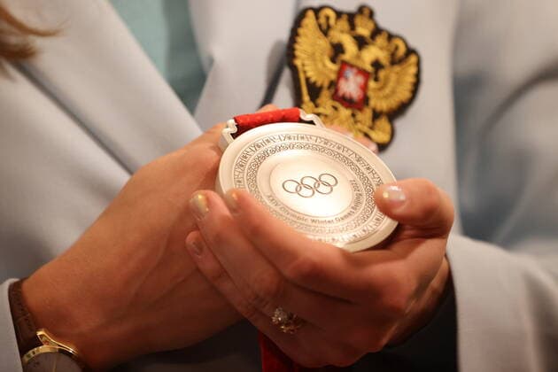 MOSCOW, RUSSIA - APRIL 26, 2022: A Russian athlete holds an Olympic medal ahead of a meeting between Russian President Vladimir Putin, Russian medalists of the 2022 Beijing Winter Olympics and members of the Russian Paralympic team, at the Moscow Kremlin. Sergei Bobylev TASS  0157115723st
