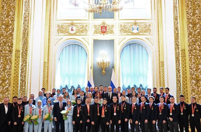 Russia Putin Olympic Athletes 8175740 26.04.2022 Russian athletes of the Olympic team - winners of the Beijing 2022 Winter Olympic Games, Olympische Spiele, Olympia, OS are photographed with Russian Deputy Prime Minister Dmitry Chernyshenko and Russia s Presidential Aide Igor Levitin after the award ceremony, in the Kremlin, Moscow, Russia. Ramil Sitdikov Sputnik Moscow Russia  Copyright: xRamilxSitdikovx