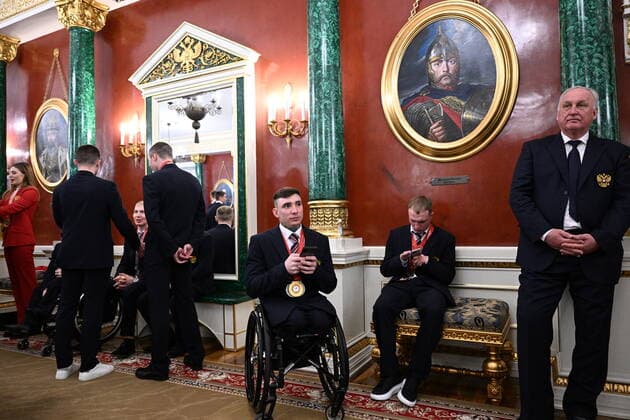 Russia Putin Olympic Athletes 8175709 26.04.2022 Athletes of the Russian Paralympic team are seen before the awards ceremony, in the Kremlin, Moscow, Russia. Ivan Golubkov is in the center Ramil Sitdikov Sputnik Moscow Russia  Copyright: xRamilxSitdikovx