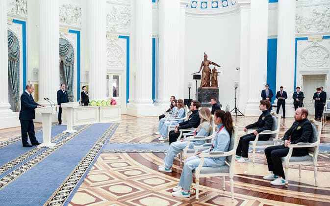 Russia Putin Olympic Athletes 8175920 26.04.2022 Russian President delivers a speech during a state awards ceremony for Russian athletes - gold medalists of the 2022 Beijing Olympic Winter games, Winterspiele,Spiele, Summer games at the Kremlin in Moscow, Russia. Vladimir Astapkovich Sputnik Moscow Russia  Copyright: xVladimirxAstapkovichx