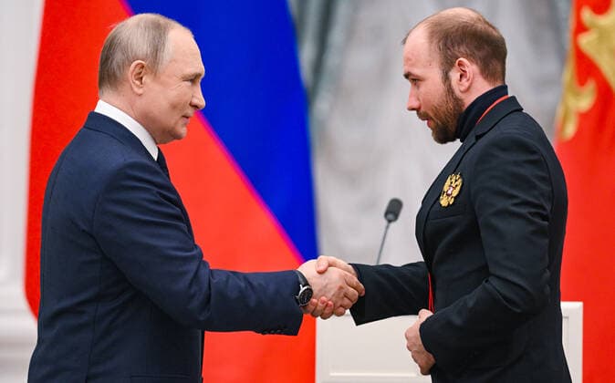 Russia Putin Olympic Athletes 8175940 26.04.2022 Russian President Vladimir Putin shakes hands with Olympic champion in cross-country skiing Alexey Chervotkin during a state awards ceremony for Russian athletes - gold medalists of the 2022 Beijing Olympic Winter games, Winterspiele,Spiele, Summer games at the Kremlin in Moscow, Russia. Vladimir Astapkovich Sputnik Moscow Russia  Copyright: xVladimirxAstapkovichx