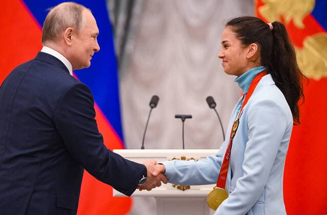 Russia Putin Olympic Athletes 8175942 26.04.2022 Russian President Vladimir Putin shakes hands with Olympic champion in cross-country skiing Veronika Stepanova during a state awards ceremony for Russian athletes - gold medalists of the 2022 Beijing Olympic Winter games, Winterspiele,Spiele, Summer games at the Kremlin in Moscow, Russia. Vladimir Astapkovich Sputnik Moscow Russia  Copyright: xVladimirxAstapkovichx