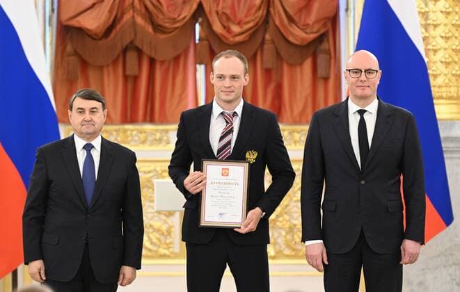 Russia Olympic Athletes Award Ceremony 8175949 26.04.2022 Sergei Sinyakin, an athlete of the Russian Paralympic team in cross-country skiing and biathlon, awarded the gratitude of the Russian President, poses with Russian Deputy Prime Minister Dmitry Chernyshenko, right, and Russia s Presidential Aide Igor Levitin at the award ceremony, in the Kremlin, Moscow, Russia. Ramil Sitdikov Sputnik Moscow Russia  Copyright: xRamilxSitdikovx