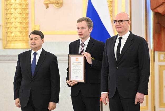 Russia Olympic Athletes Award Ceremony 8175965 26.04.2022 Maxim Pirogov, an athlete of the Russian Paralympic team in cross-country skiing and biathlon, awarded the gratitude of the Russian President, poses with Russian Deputy Prime Minister Dmitry Chernyshenko, right, and Russia s Presidential Aide Igor Levitin at the award ceremony, in the Kremlin, Moscow, Russia. Ramil Sitdikov Sputnik Moscow Russia  Copyright: xRamilxSitdikovx