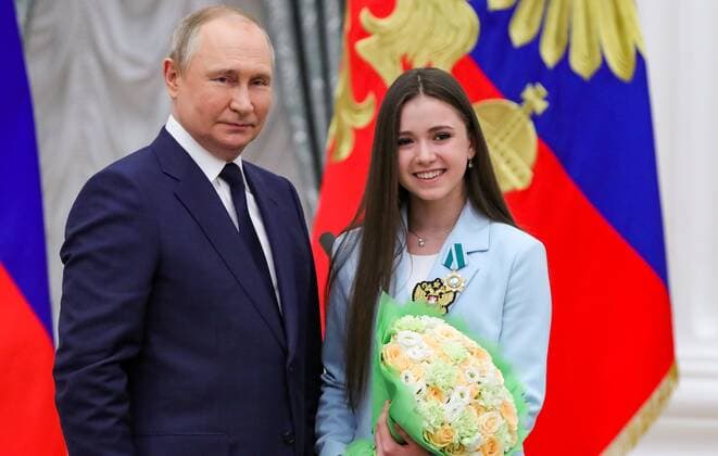 Russia Putin Olympic Athletes 8175973 26.04.2022 Russian President Vladimir Putin poses for a photo with Olympic champion in Figure skating, Eiskunstlauf Kamila Valieva during a state awards ceremony for Russian athletes - gold medalists of the 2022 Beijing Olympic Winter games, Winterspiele,Spiele, Summer games at the Kremlin in Moscow, Russia. Mikhail Klimentyev Sputnik Moscow Russia  Copyright: xMikhailxKlimentyevx
