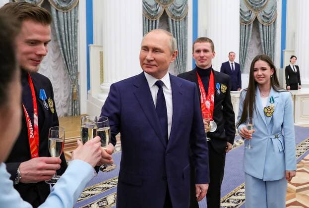 Russia Putin Olympic Athletes 8175974 26.04.2022 Russian President Vladimir Putin meets with Russian athletes - gold medalists of the 2022 Beijing Olympic Winter games, Winterspiele,Spiele, Summer games during a state awards ceremony at the Kremlin in Moscow, Russia. Mikhail Klimentyev Sputnik Moscow Russia  Copyright: xMikhailxKlimentyevx