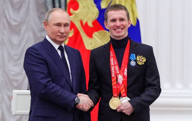 Russia Putin Olympic Athletes 8175980 26.04.2022 Russian President Vladimir Putin poses for a photo with Olympic champion in cross-country skiing Denis Spitsov during a state awards ceremony for Russian athletes - gold medalists of the 2022 Beijing Olympic Winter games, Winterspiele,Spiele, Summer games at the Kremlin in Moscow, Russia. Mikhail Klimentyev Sputnik Moscow Russia  Copyright: xMikhailxKlimentyevx