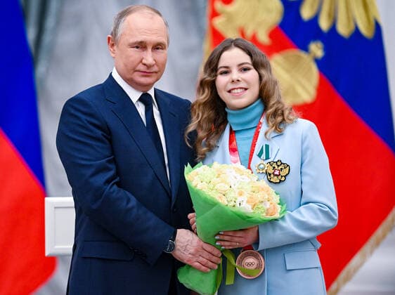 Russia Putin Olympic Medalists 8176010 26.04.2022 Russian President Vladimir Putin poses for a photo with Olympic champion in Figure skating, Eiskunstlauf Anastasia Mishina during a state awards ceremony for Russian athletes - gold medalists of the 2022 Beijing Olympic Winter games, Winterspiele,Spiele, Summer games at the Kremlin in Moscow, Russia. Vladimir Astapkovich Sputnik Moscow Russia  Copyright: xVladimirxAstapkovichx