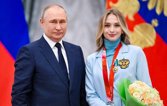 Russia Putin Olympic Medalists 8176015 26.04.2022 Russian President Vladimir Putin poses for a photo with Olympic champion in Figure skating, Eiskunstlauf Viktoria Sinitsina during a state awards ceremony for Russian athletes - gold medalists of the 2022 Beijing Olympic Winter games, Winterspiele,Spiele, Summer games at the Kremlin in Moscow, Russia. Vladimir Astapkovich Sputnik Moscow Russia  Copyright: xVladimirxAstapkovichx